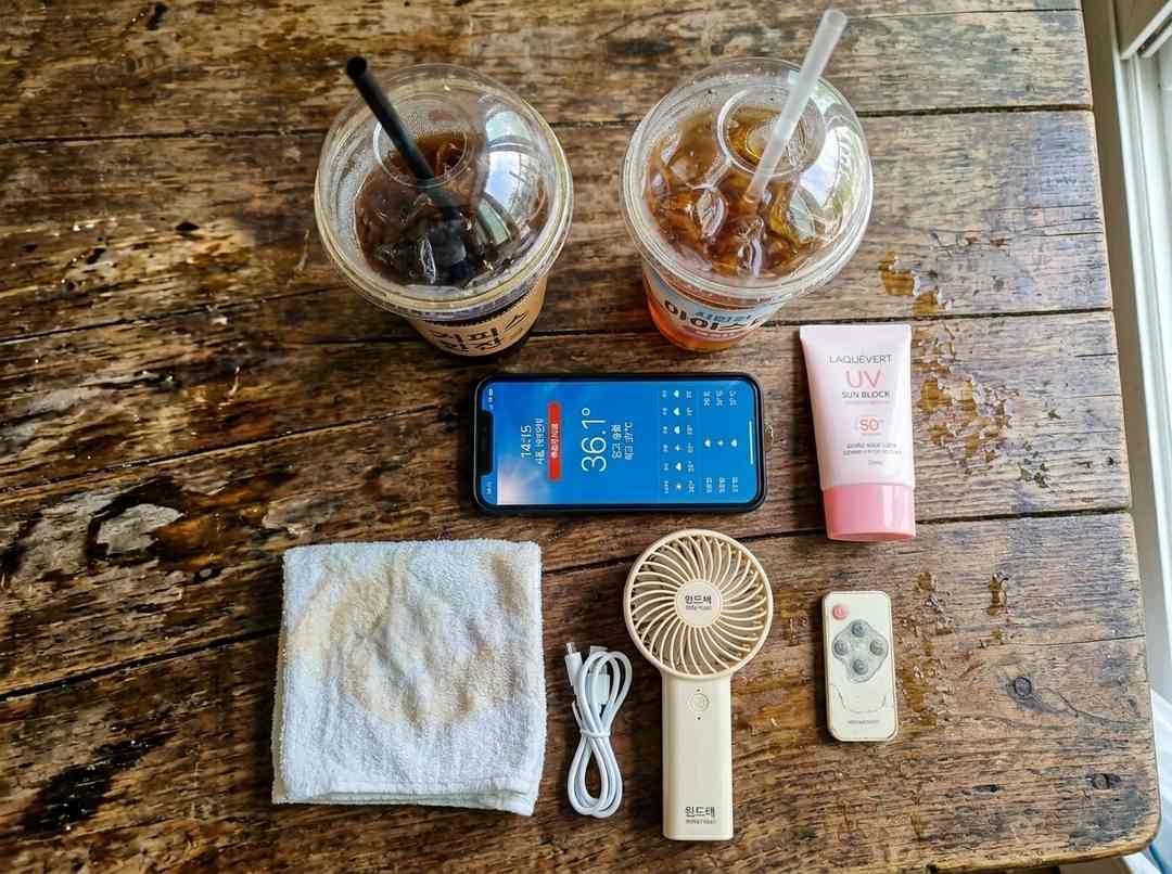 한국 여름철 무더위를 상징하는 뜨거운 태양과 땀방울