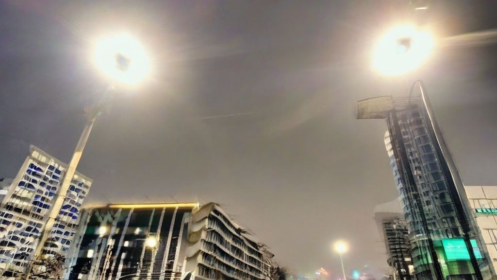 2026년 한국 가정집 거실에서 태블릿 PC를 보며 건강한 식단과 운동 계획을 세우는 30대 한국인 여성