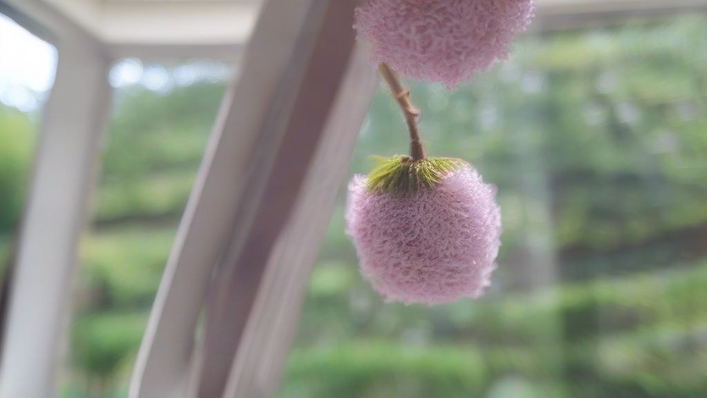 한국의 가정집 거실에서 요가 매트 위에서 명상하는 30대 한국인 여성