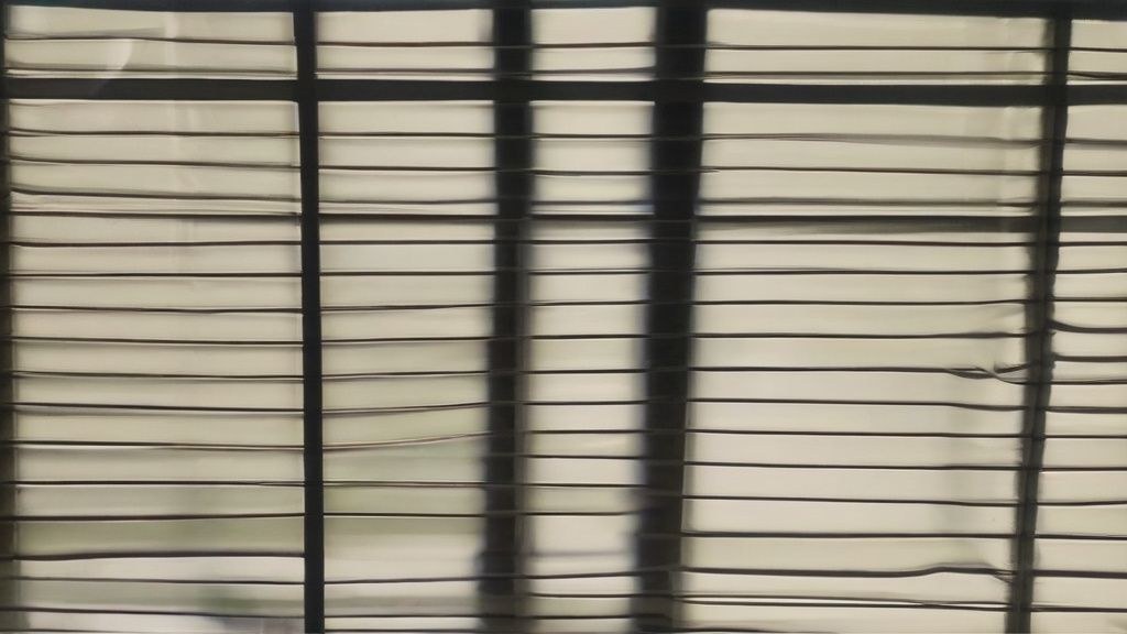 종로구의 한 골목길에서 이웃 주민 두 명이 마주 보고 웃으며 대화하는 모습